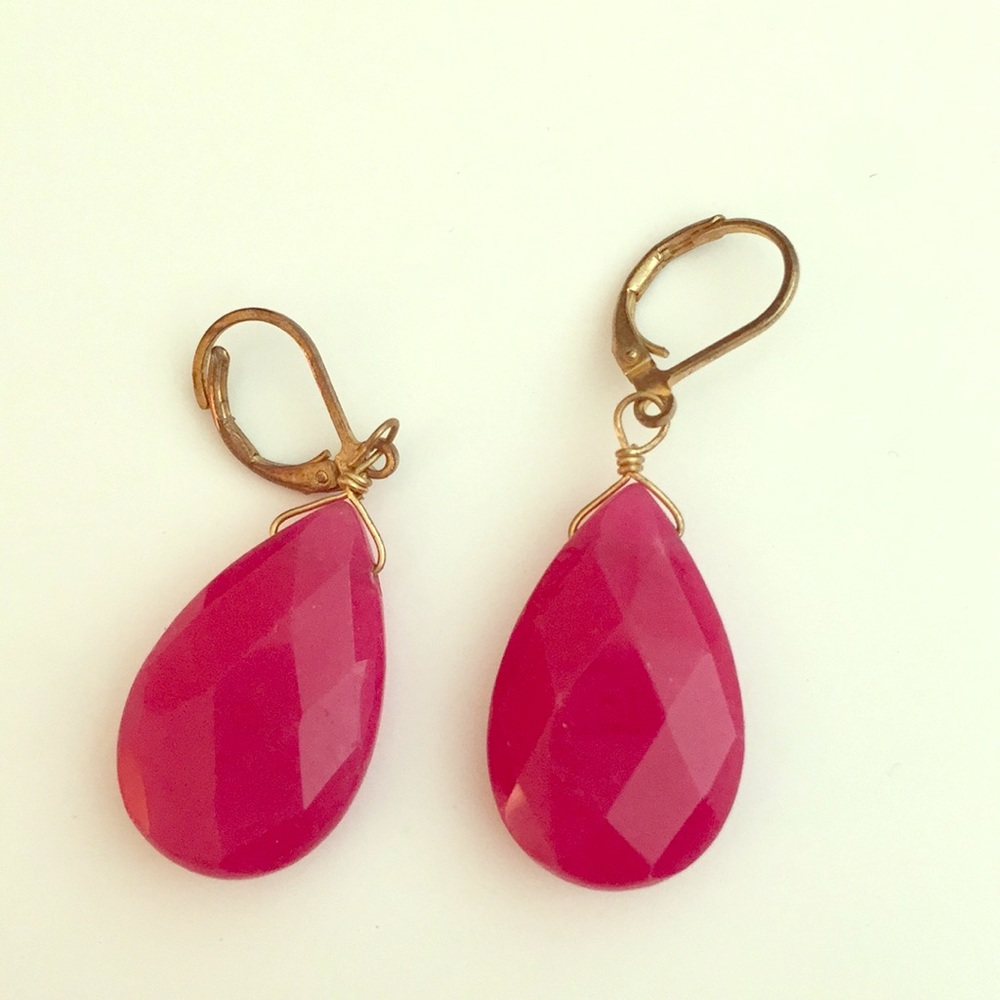 Fuscia color earrings to dress up a perfect outfit
